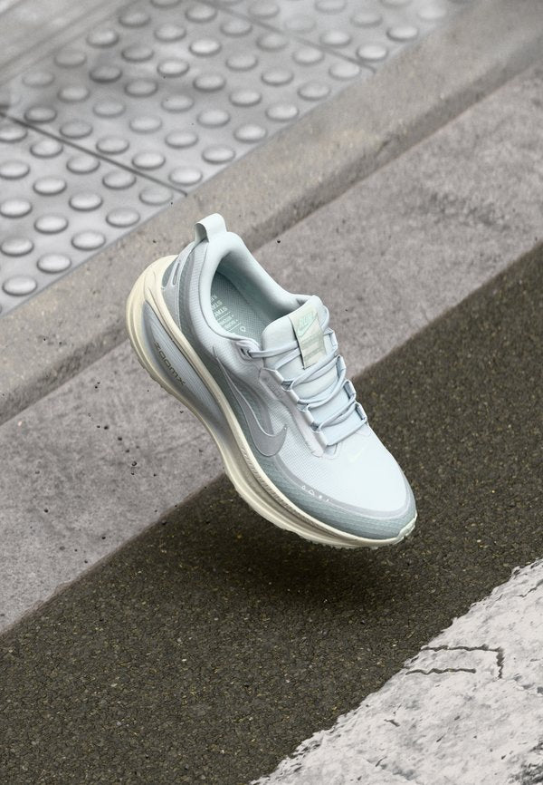 Nike Performance VOMERO 18 GTX - Road running shoes - pure platinum-coloured/metallic silver-coloured/light pumice/barely green