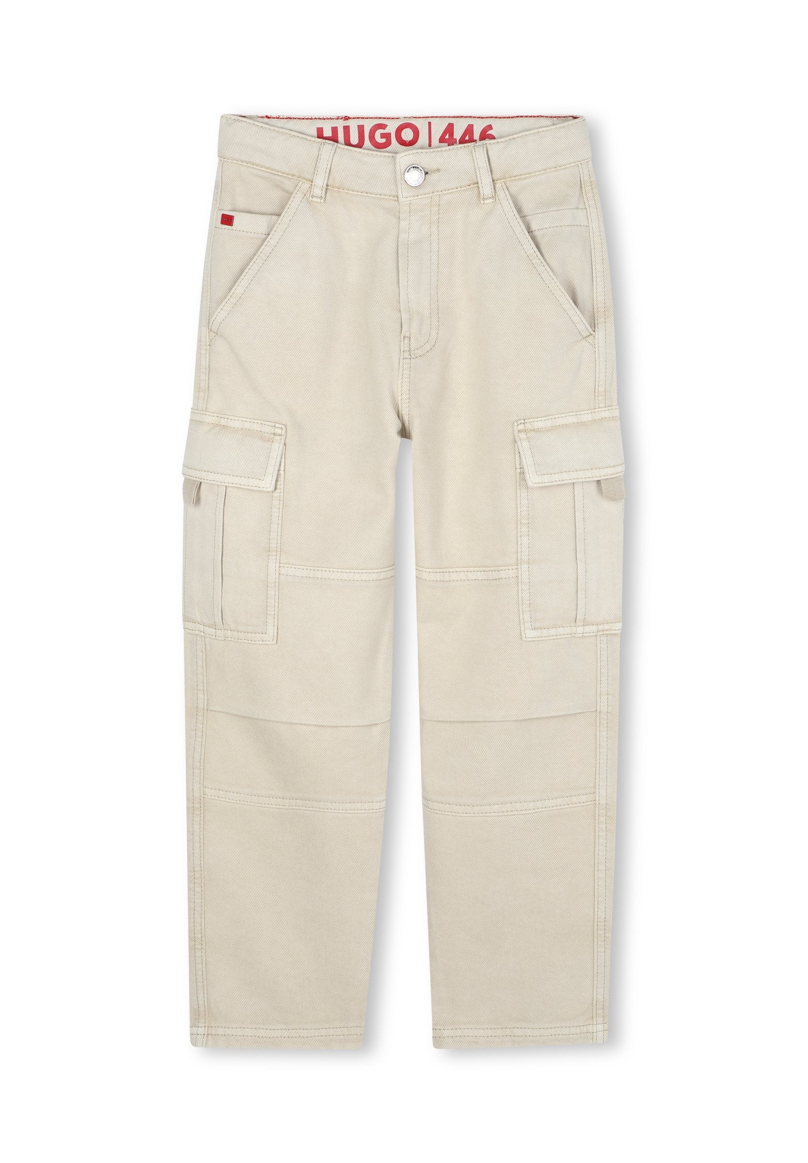 Beige Cargo-Hosen mit mehreren Taschen, einem Knopfverschluss und sichtbaren Nähdetails. Enthält ein Markenlabel am Bund.
