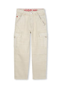 Beige Cargo-Hosen mit mehreren Taschen, einem Knopfverschluss und sichtbaren Nähdetails. Enthält ein Markenlabel am Bund.