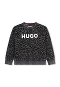 Schwarzer Kapuzenpullover mit einem strukturierten, abstrakten Muster, gerippten Bündchen und Saum. Kühnes, weißes "HUGO"-Logo auf der Vorderseite. Weicher Stoff.