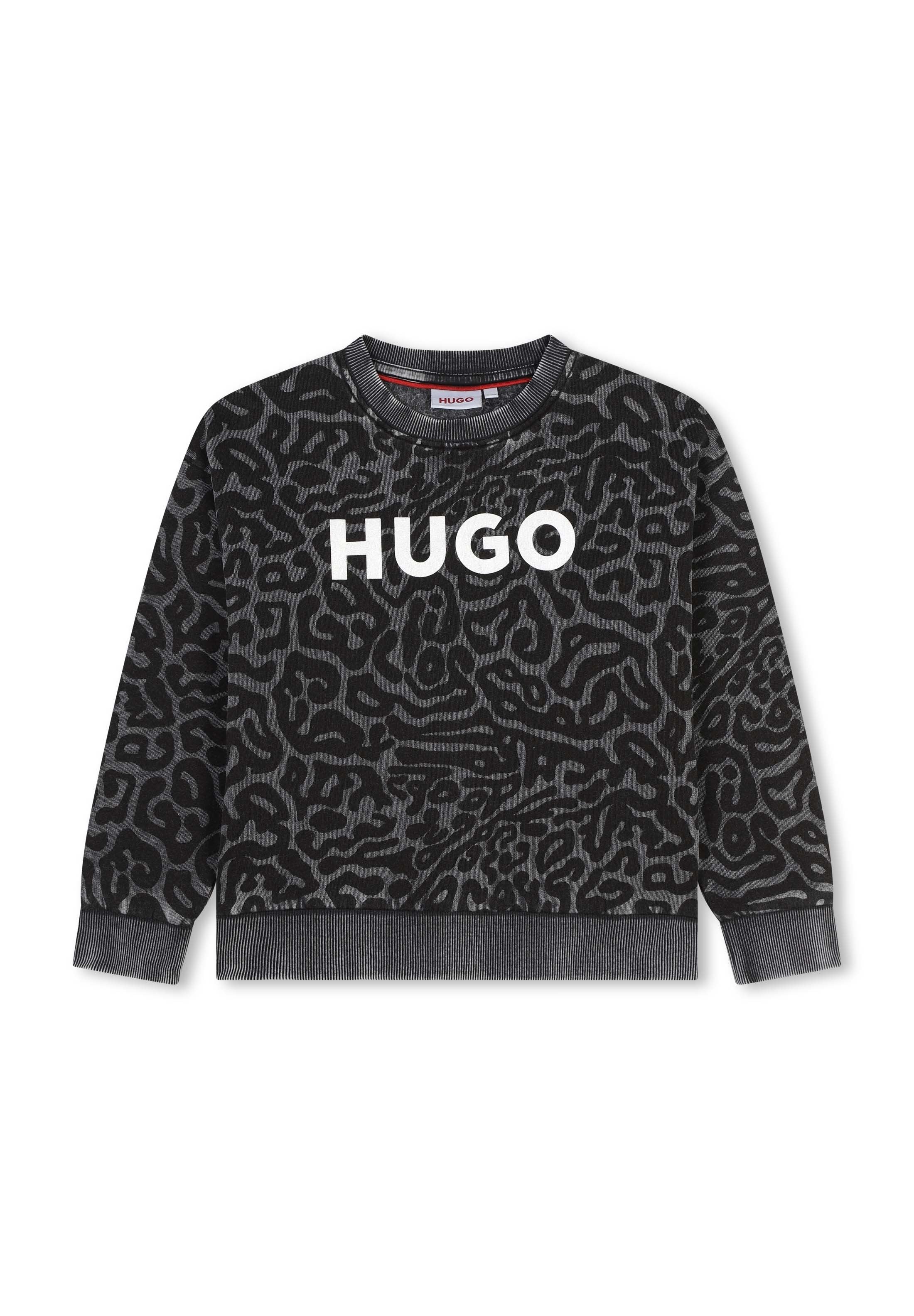 Schwarzer Kapuzenpullover mit einem strukturierten, abstrakten Muster, gerippten Bündchen und Saum. Kühnes, weißes "HUGO"-Logo auf der Vorderseite. Weicher Stoff.