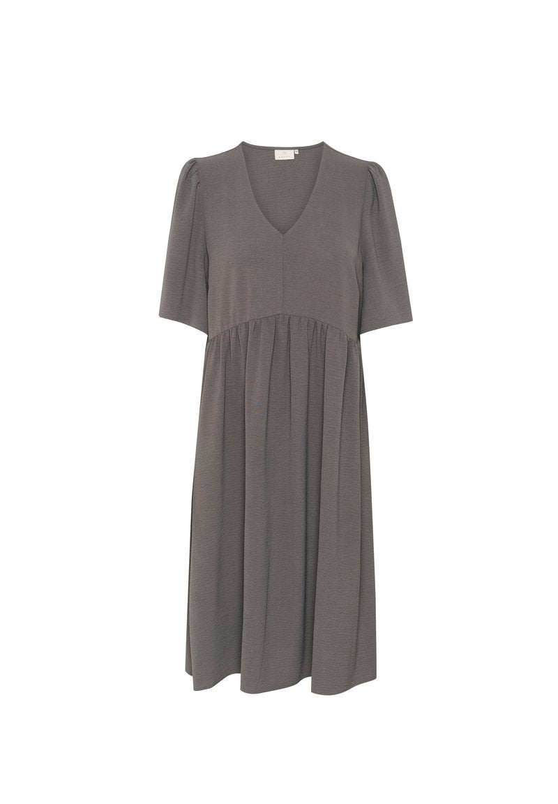 Graues Kurzarmkleid mit V-Ausschnitt, gerafftem Bund und fließendem Rock. Aus einem weichen, strukturierten Stoff gefertigt.