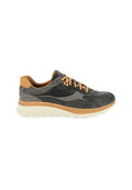 Herren-Sneaker mit einer Kombination aus dunkelgrauem Wildleder und Leder, braunen Akzenten und einer strukturierten cremefarbenen Sohle in runder Form.