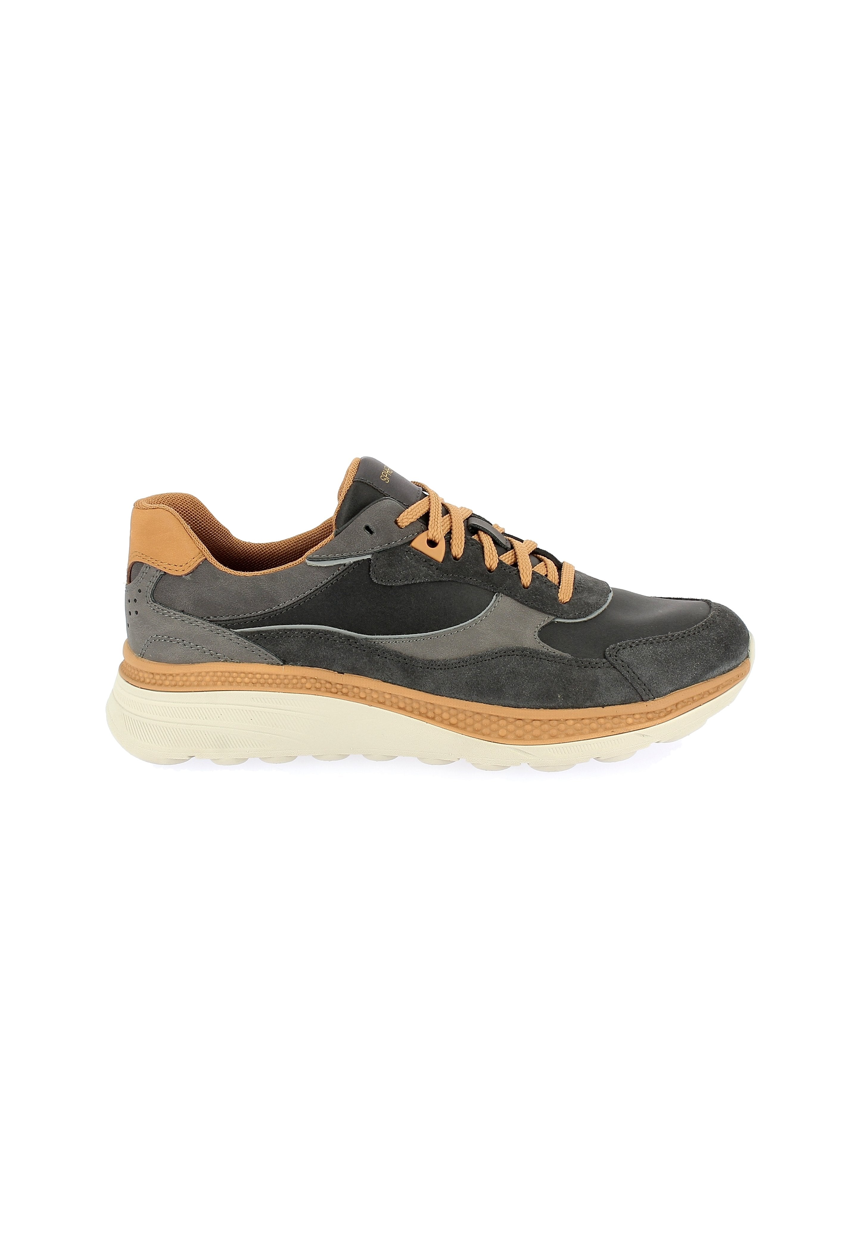 Herren-Sneaker mit einer Kombination aus dunkelgrauem Wildleder und Leder, braunen Akzenten und einer strukturierten cremefarbenen Sohle in runder Form.