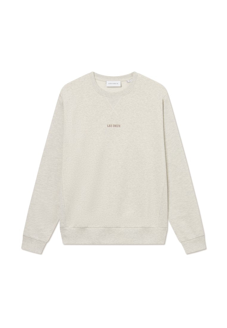 Helles graues Sweatshirt mit langen Ärmeln, Rundhalsausschnitt und gerippten Bündchen. In der Mitte mit "LES DEUX" in dunklerem Braun bestickt. Weicher Stoff, lässige Passform.