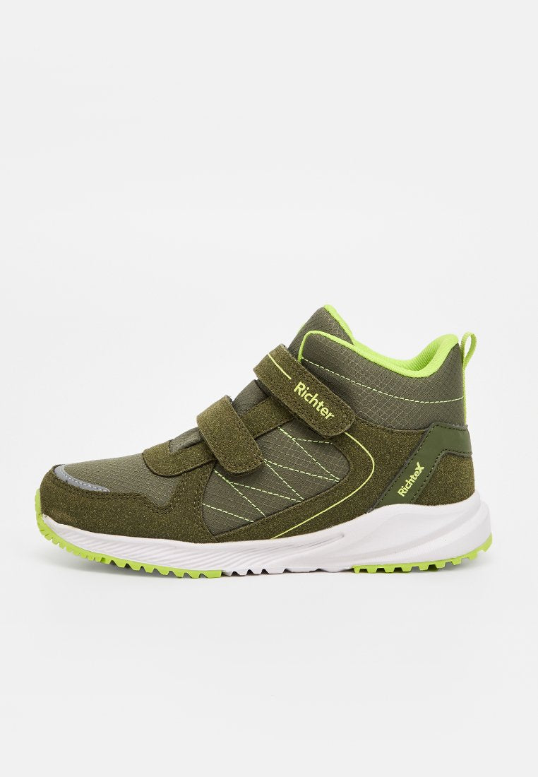 Olivgrüne High-Top-Sneaker mit neongrüner Fütterung, zwei Klettverschlussriemen, weißer Sohle und strukturiertem Griff, entworfen für Kinder.