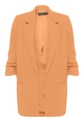 Orangen Blazer mit lockerer Passform, Schulterpolstern, offener Vorderseite, gerafften Ärmeln und zwei vorderen Taschen. Aus weichem Stoff gefertigt.