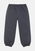 Grau leichte Jogginghose mit einem elastischen Bund und elastischen Bündchen an den Knöcheln, die eine glatte, matte Textur aufweist.