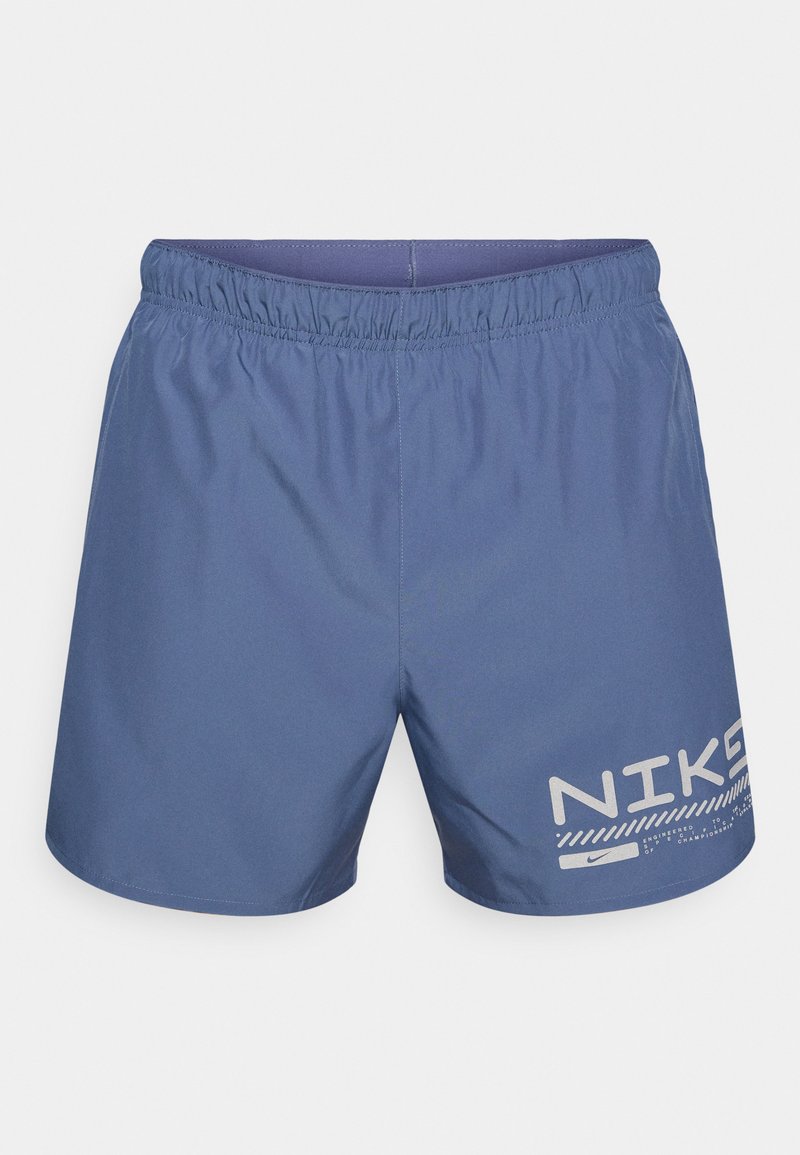 Blaue Sportshorts mit elastischem Bund. Das linke Bein zeigt ein weißes Nike-Logo und ein geometrisches Muster. Glatter, leichter Stoff.