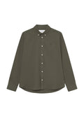 Olivegrünes Hemd mit Button-Down-Kragen, langen Ärmeln und abgerundetem Saum. Mit weißen Knöpfen und einem kleinen Logo auf der linken Brust.