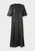 Schwarzes Paillettenkleid mit kurzen Ärmeln, Rundhals und lockerer Passform. Es hat eine lange Länge und leichte Seitenschlitze für Bewegungsfreiheit.