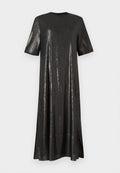 Schwarzes Paillettenkleid mit kurzen Ärmeln, Rundhals und lockerer Passform. Es hat eine lange Länge und leichte Seitenschlitze für Bewegungsfreiheit.