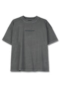 Graues Kurzarm-T-Shirt aus weicher Baumwolle, mit einem Rundhalsausschnitt und einem dezenten "PEGADOR"-Logo, das in einem dunkleren Farbton auf der Vorderseite aufgedruckt ist.