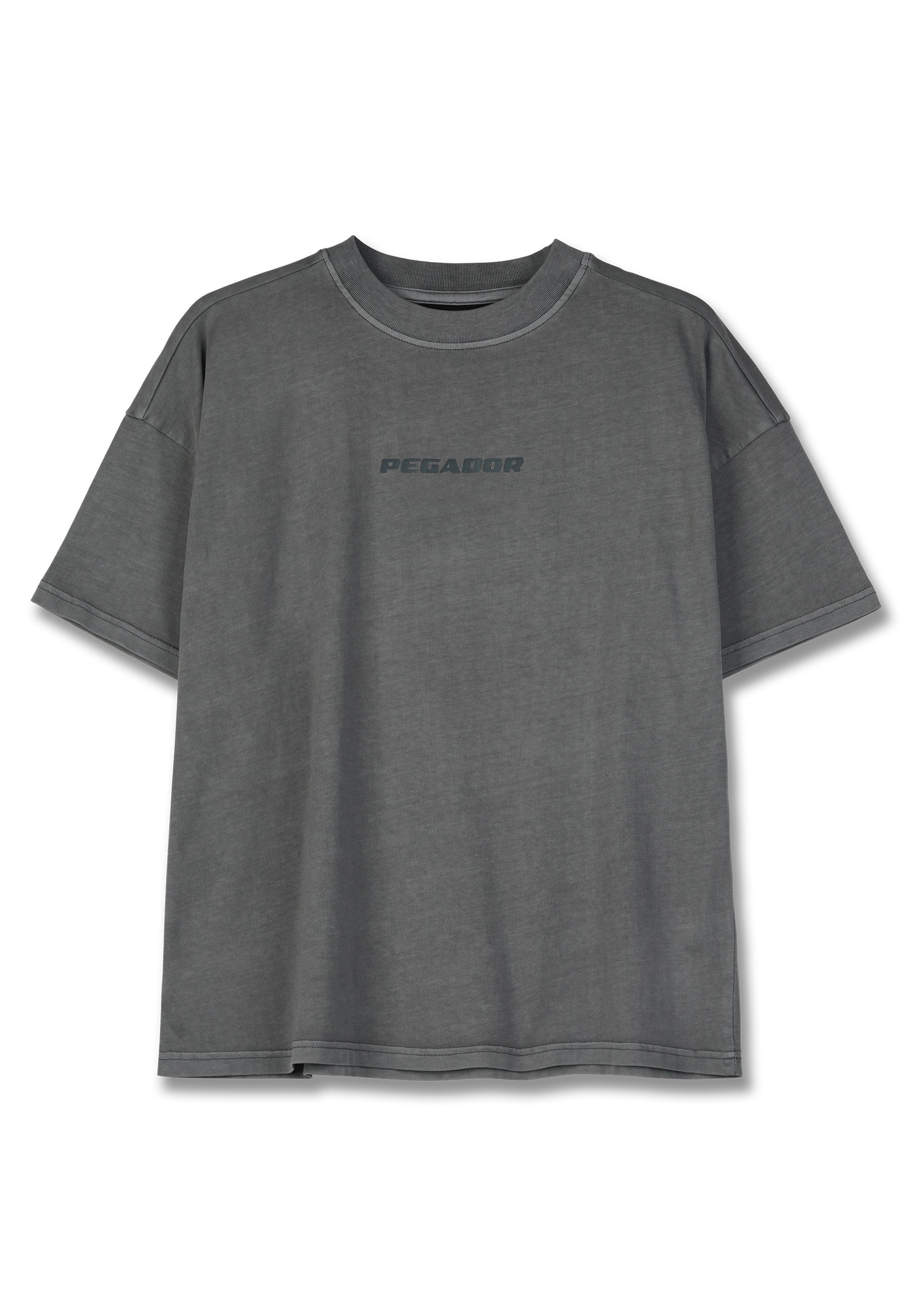 Graues Kurzarm-T-Shirt aus weicher Baumwolle, mit einem Rundhalsausschnitt und einem dezenten "PEGADOR"-Logo, das in einem dunkleren Farbton auf der Vorderseite aufgedruckt ist.