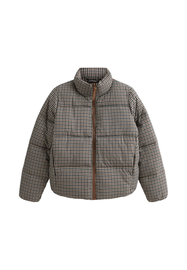 Gesteppt, braune und cremefarbene Hahnentritt-Puffjacke mit hohem Kragen und braunem Reißverschluss, ausgestattet mit horizontalen Nähten über dem Stoff.