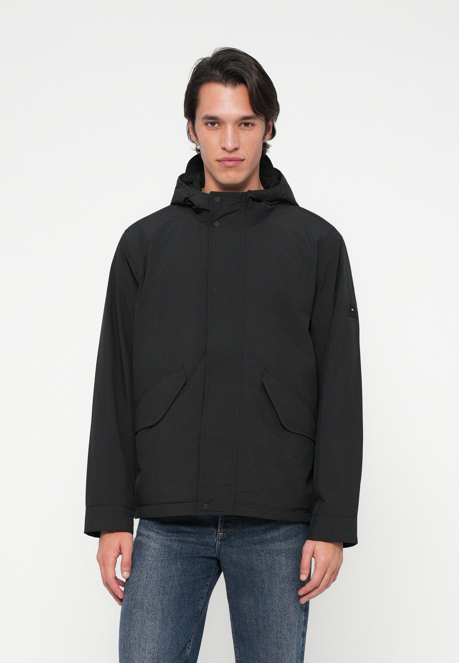 LIGHTWEIGHT PACKABLE HOODED JACKET Media 3