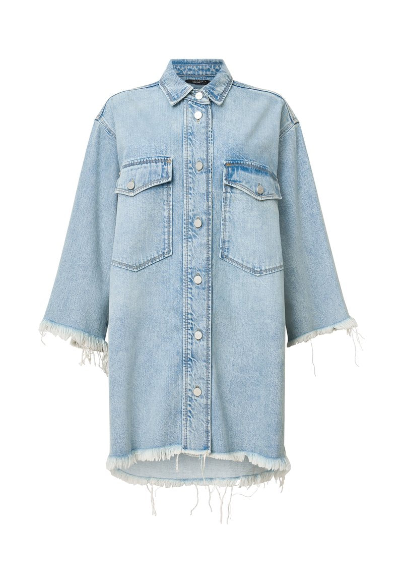 Hellblaues Denim-Overshirt mit Knopfleiste, zwei Brusttaschen, ausgefranstem Saum und weiten Ärmeln. Verfügt über einen klassischen Kragen und eine verwaschene Textur.