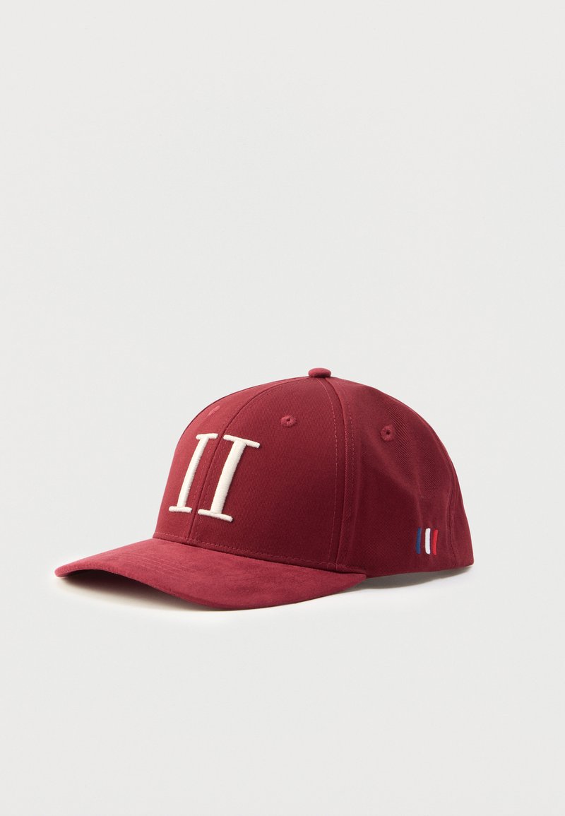 Bordeauxrotes Baseballcap mit gesticktem weißen "II" auf der Vorderseite. Hat eine gebogene Krempe und einen kleinen dreifarbigen Akzent an der Seite.