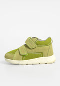 Grüner Kleinkind-Sneaker aus Wildleder und Mesh, ausgestattet mit zwei verstellbaren Klettverschlüssen, einem gepolsterten Schaft und einer Gummisohle.