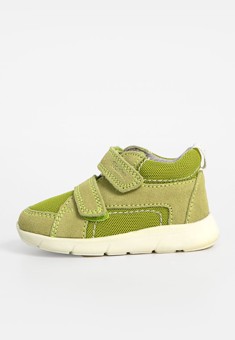 Grüner Kleinkind-Sneaker aus Wildleder und Mesh, ausgestattet mit zwei verstellbaren Klettverschlüssen, einem gepolsterten Schaft und einer Gummisohle.