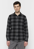 Schwarz-weißes Flanellhemd mit kariertem Muster, Button-Down-Kragen, Brusttasche und langen Ärmeln. Strukturierter Stoff.