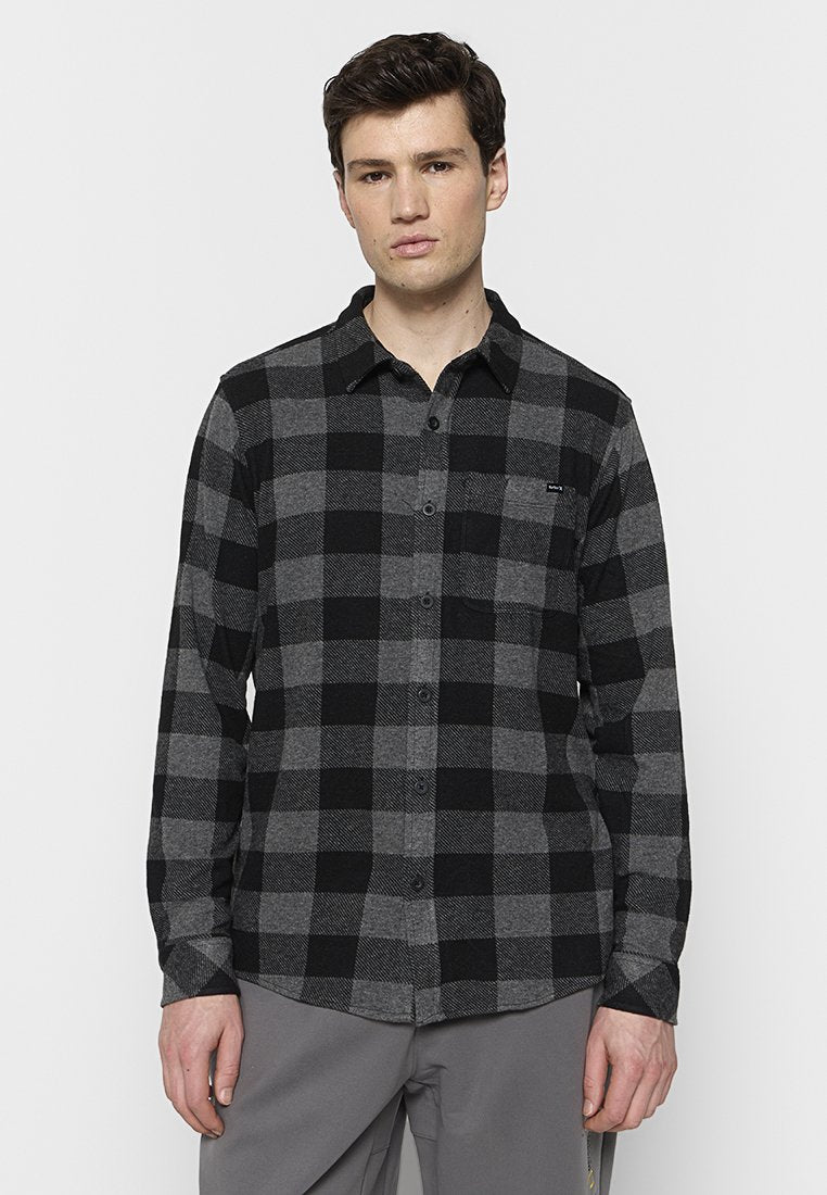 Schwarz-weißes Flanellhemd mit kariertem Muster, Button-Down-Kragen, Brusttasche und langen Ärmeln. Strukturierter Stoff.