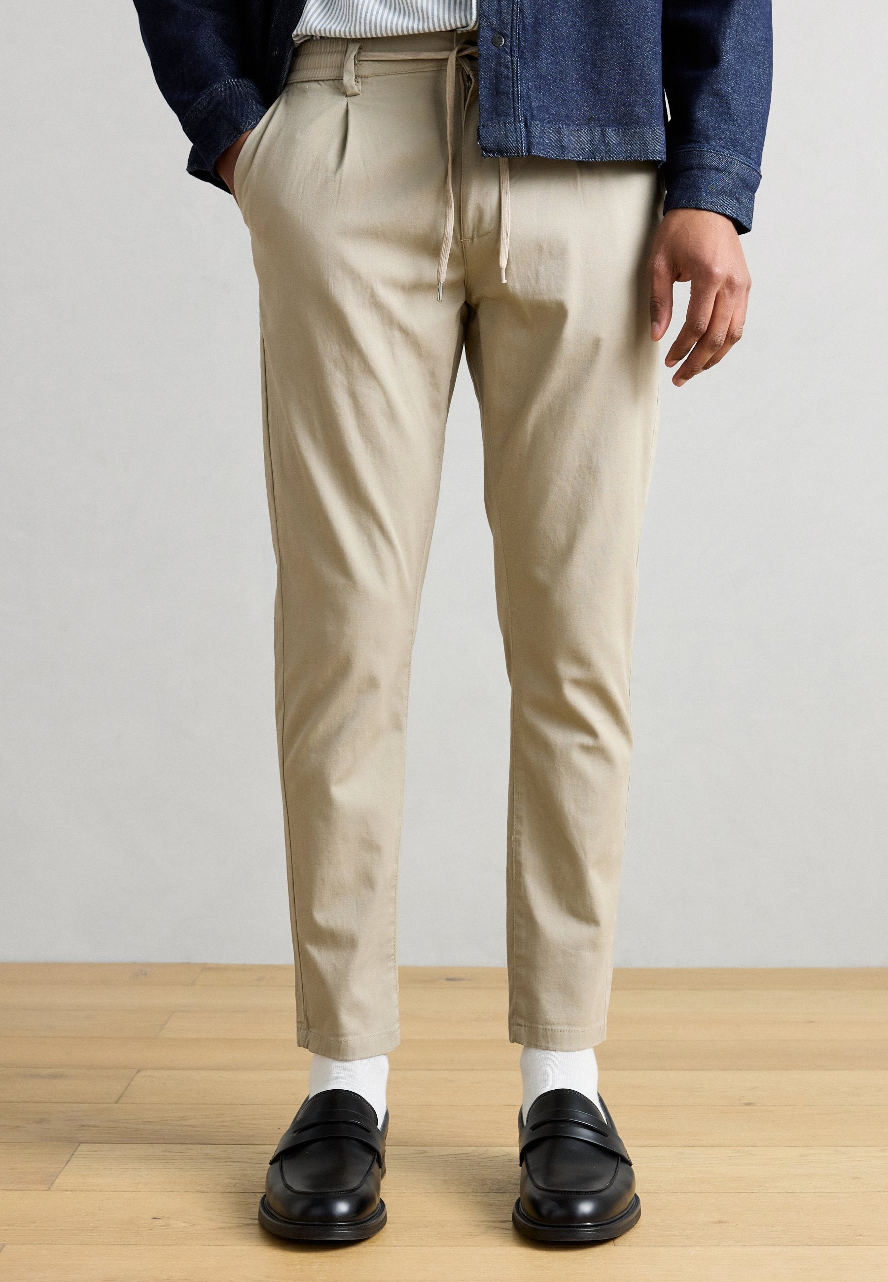 DRAWSTRING PANTS Media 3