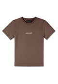 Braunes Baumwoll-T-Shirt mit kurzen Ärmeln, rundem Halsausschnitt und weißem "PEGADOR"-Text, der in der Mitte vorne aufgedruckt ist. Glatte Textur, normale Passform.