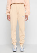 Beige Sweatpants mit Waffelstruktur, elastischem Bund und Bündchen. Mit einem schwarzen "PEGADOR"-Logo-Patch am linken Oberschenkel.