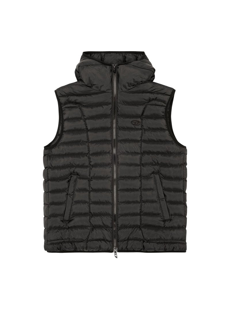Schwarze Steppweste mit einem Reißverschluss an der Vorderseite, Kapuze und zwei seitlichen Taschen. Verfügt über ein gestepptes Design und eine glatte Textur. Minimale Markenkennzeichnung auf der Brust.