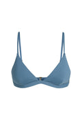 Blauer Triangel-Bikini-Oberteil mit dünnen Trägern, minimalistischem Design und einem goldenen Akzentdetail an der Vorderseite. Glatte Textur.