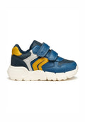 Blaues und gelbes Sport-Sneaker mit einem strukturierten Lederoberteil, zwei Klettverschlüssen und einer massiven weißen Gummisohle. Hat graue Akzente.