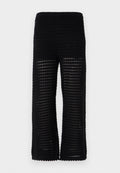 Schwarze Strickhose mit einem strukturierten, offenen Mesh-Design und weitem Bein. Der Bund ist elastisch für zusätzlichen Komfort und Tragelekkerlichkeit.