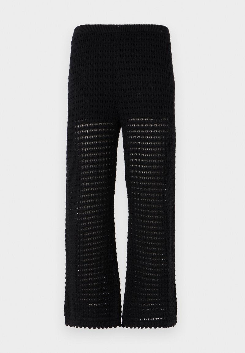 Schwarze Strickhose mit einem strukturierten, offenen Mesh-Design und weitem Bein. Der Bund ist elastisch für zusätzlichen Komfort und Tragelekkerlichkeit.