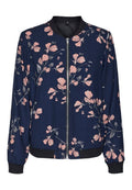 Blumen-Bomberjacke mit marinefarbenem Hintergrund, die pinke Blumenmuster, einen Reißverschluss vorne sowie gerippte Bündchen und Saum aufweist. Weicher Stoff.