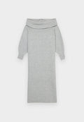 Graues gestricktes Sweaterkleid mit einem breiten Off-Shoulder-Kragen, gerippten Bündchen und gerader Silhouette. Weiche Textur und knielanges Design.