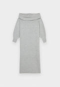 Graues gestricktes Sweaterkleid mit einem breiten Off-Shoulder-Kragen, gerippten Bündchen und gerader Silhouette. Weiche Textur und knielanges Design.