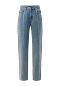 Denimjeans in Hellblau mit gesprenkelten Mustern. Verfügt über ein gerade geschnittenes Design, fünf Taschen, einen Knopfverschluss und Gürtelschlaufen.