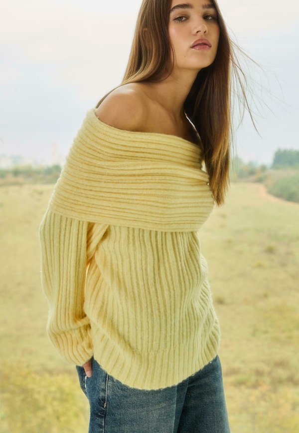 Stradivarius ASYMMETRIC  OFF-THE-SHOULDER