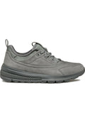 Graue Wildledersneaker mit strukturiertem Textilobermaterial, gepolstertem Kragen, Schnürverschluss und einer gepolsterten, strukturierten Sohle für Komfort und Stabilität.
