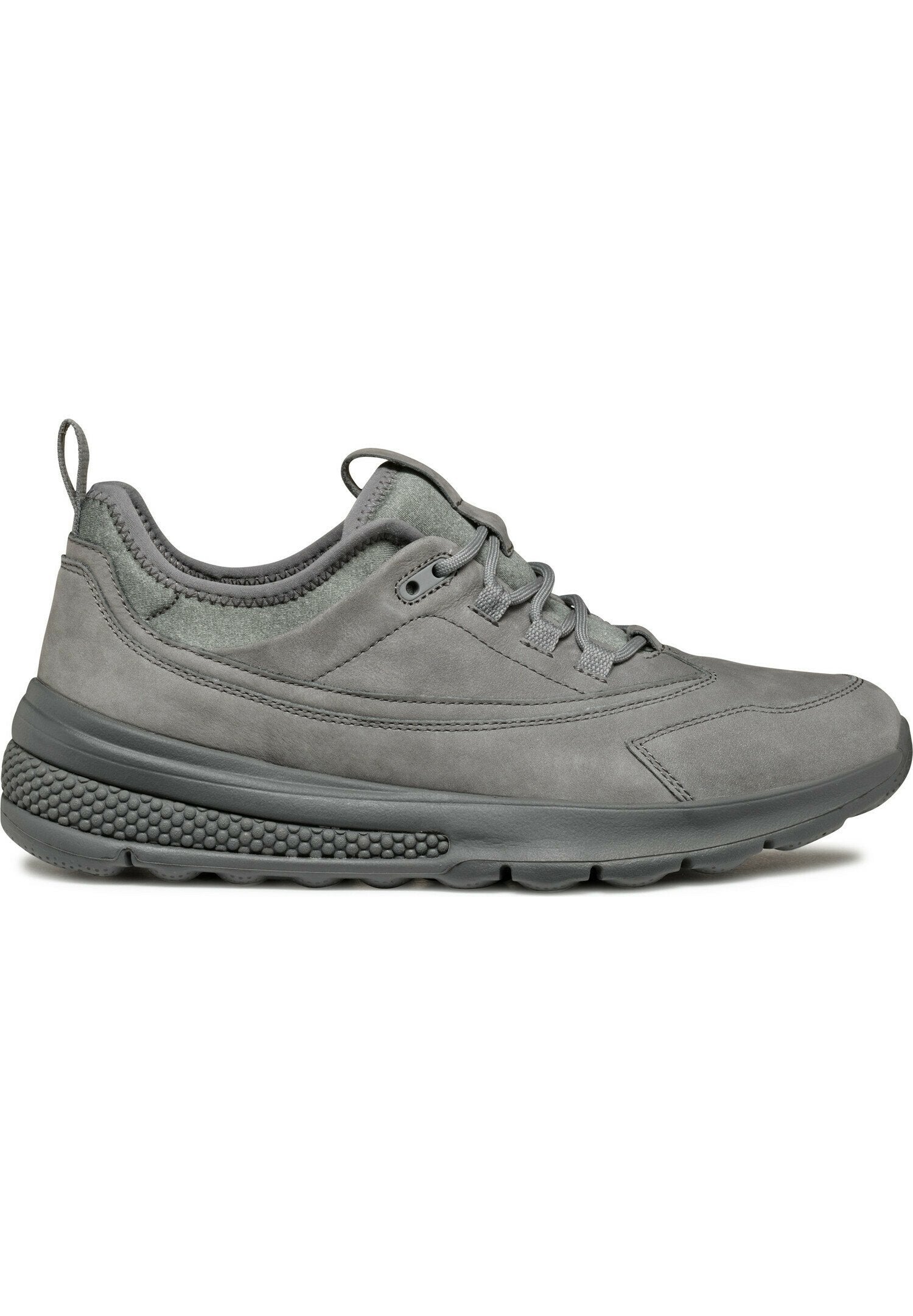 Graue Wildledersneaker mit strukturiertem Textilobermaterial, gepolstertem Kragen, Schnürverschluss und einer gepolsterten, strukturierten Sohle für Komfort und Stabilität.