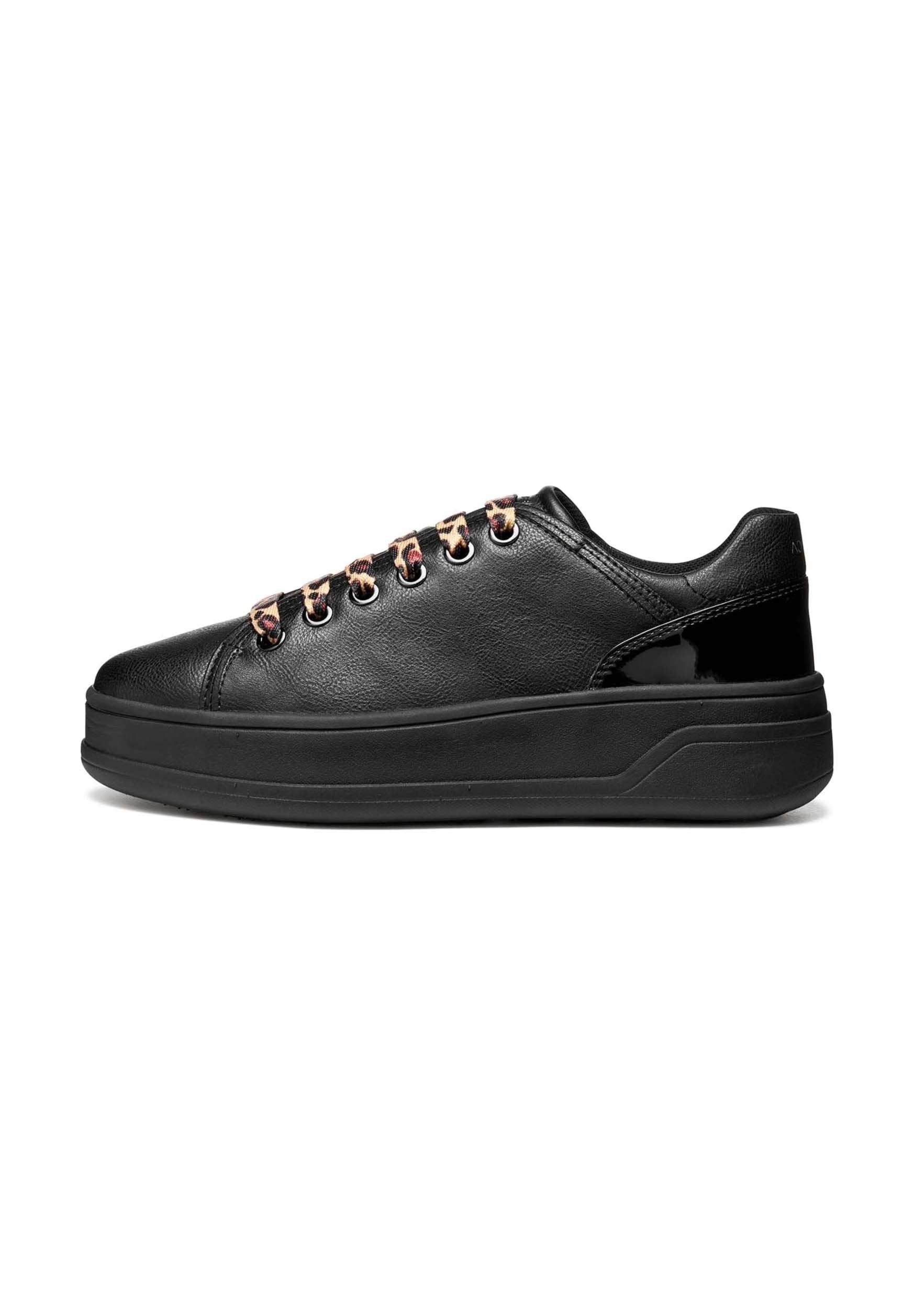 Schwarzer Sneaker mit niedrigem Schaft, dicker Sohle und Schnürsenkeln im Leopardenmuster, glattem Lederobermaterial und glänzendem schwarzen Fersen-Detail.