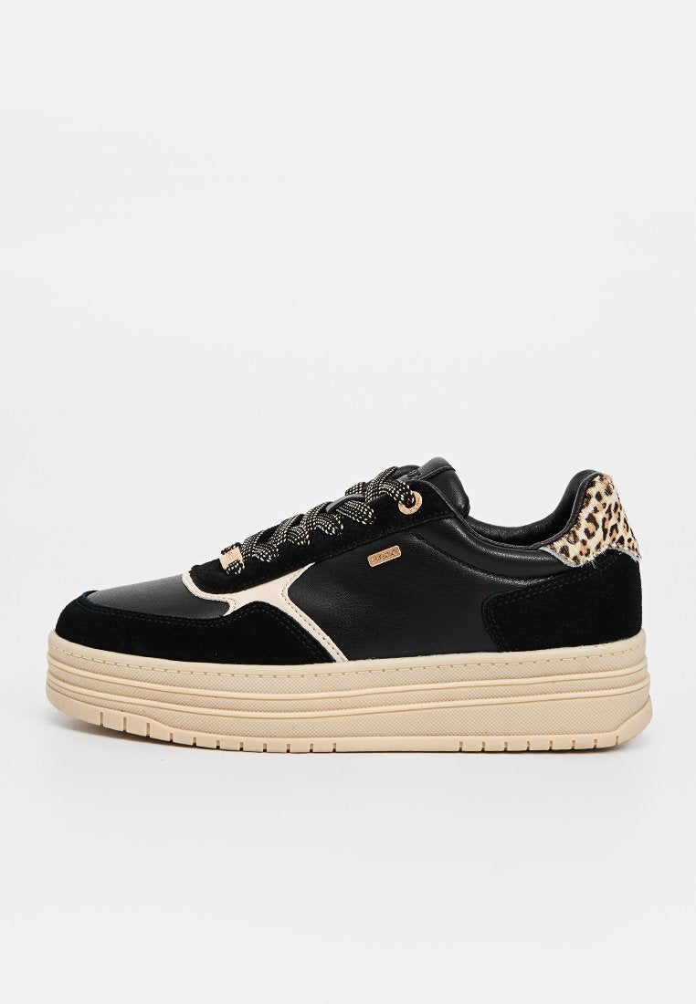 Schwarze Sneaker mit Obermaterial aus Leder und Wildleder, beiger Sohle und Leo-Print-Akzenten an der Ferse. Mit strukturierten Schnürsenkeln und Logodetail.