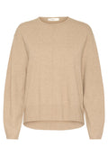 Beige gestrickter Pullover mit rundem Ausschnitt, langen Ärmeln und lockerer Passform. Mit vertikalen Nahtdetails und leicht abgerundetem Saum.