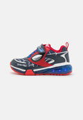 Marineblaue Sneaker mit roten Akzenten, Spider-Man-Grafiken und einem Klettverschluss. Merkmale sind eine beleuchtete Sohle und Mesh-Details für Atmungsaktivität.