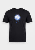 Schwarzes T-Shirt mit kurzen Ärmeln und einem blau-weißen runden Logo über einem kleinen blauen Nike-Swoosh auf der Brust.