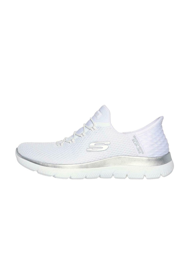 Weißer Skechers Slip-On-Sneaker mit strukturiertem Strickobermaterial, metallisch silberner Zwischensohle und dicker weißer flexibler Außensohle.
