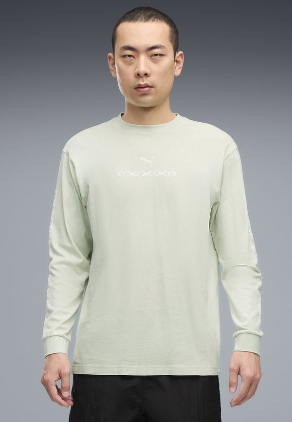 Puma RUN CULTURE COLLECTIVE RELAXED WASHED GRAPHIC LONG SLEEVE - Long sleeved top - créme de mint