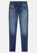 Denim-Jogginghose in mittlerem Blau mit elastischem Bund, dezentem ausgewaschenem Muster, vorderen Taschen und kontrastierenden Nähten.