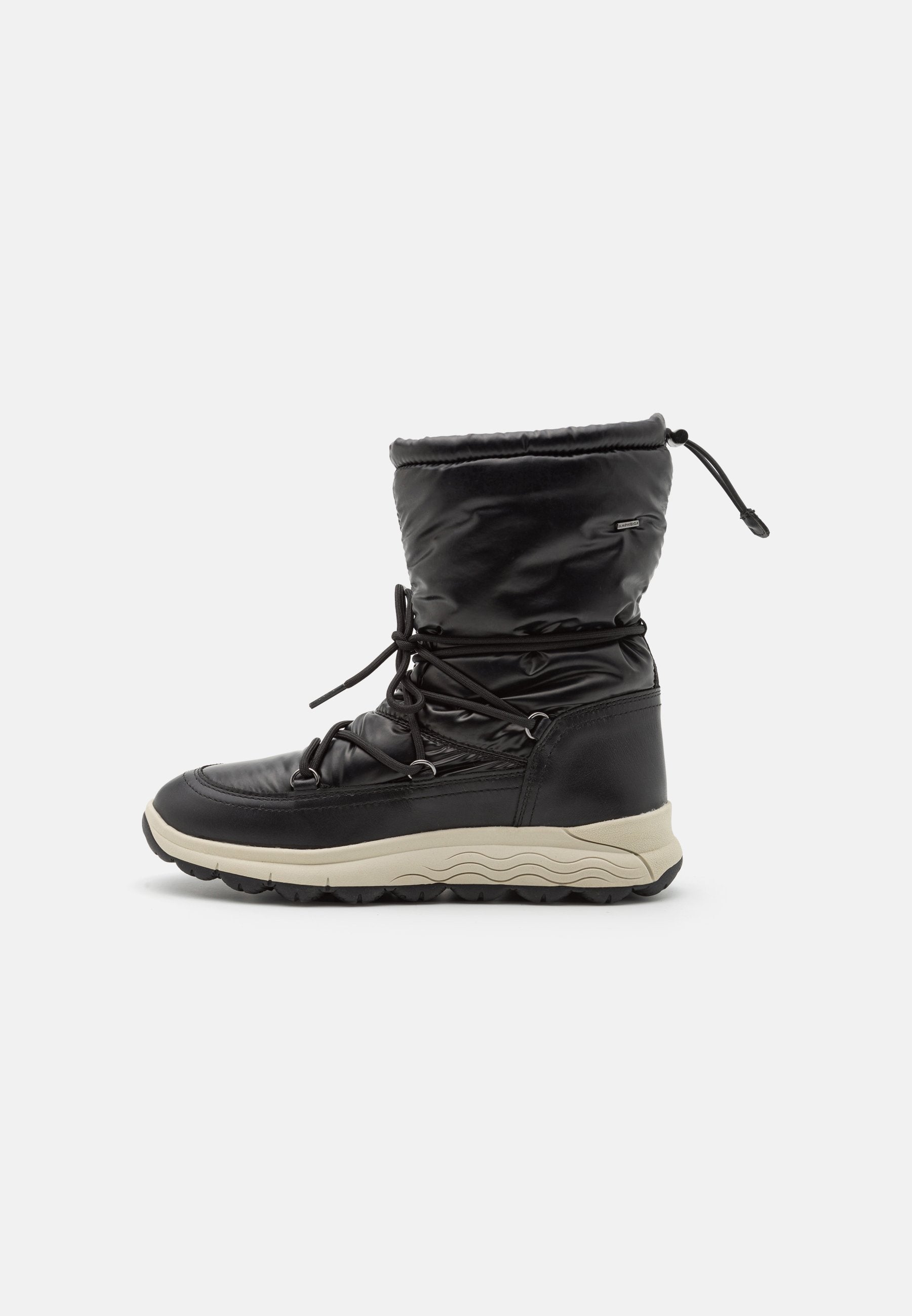 Schwarzer wasserdichter Stiefel mit gepolstertem Schaft, Schnürdetails und strukturiertem Profil. Verfügt über eine runde Zehenpartie und eine Zugkordel am oberen Ende.